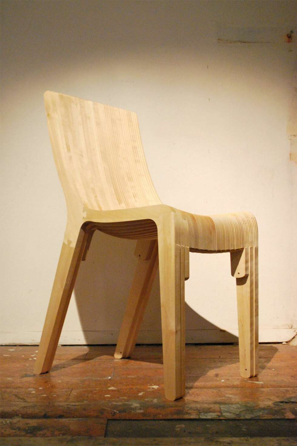 NORSK DESIGN: Denne "Lagstolen", designet av Jens Dyvik, er laget i i heltre bjørk som har grodd på Østlandet og sagd på Haugestad sag i Horten. Kunden bestemte selv hvordan profilen på sete og rygg skulle være. Pris per unik skreddersydd stol er 8.000,- inkl MVA. Standard form er 5.000,-. Stolene kan også fås i deler, som byggesett man limer selv, og laster ned gratis. NORSK DESIGN: Denne "Lagstolen", designet av Jens Dyvik, er laget i i heltre bjørk som har grodd på Østlandet og sagd på Haugestad sag i Horten. Kunden bestemte selv hvordan profilen på sete og rygg skulle være. Pris per unik skreddersydd stol er 8.000,- inkl MVA. Standard form er 5.000,-. Stolene kan også fås i deler, som byggesett man limer selv, og laster ned gratis.
