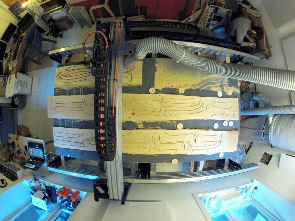 CNC-FRES: En CNC-fres kapper til bitene etter oppskrift fra en digital fil. Bitene kan så settes sammen til møbler. CNC-FRES: En CNC-fres kapper til bitene etter oppskrift fra en digital fil. Bitene kan så settes sammen til møbler.