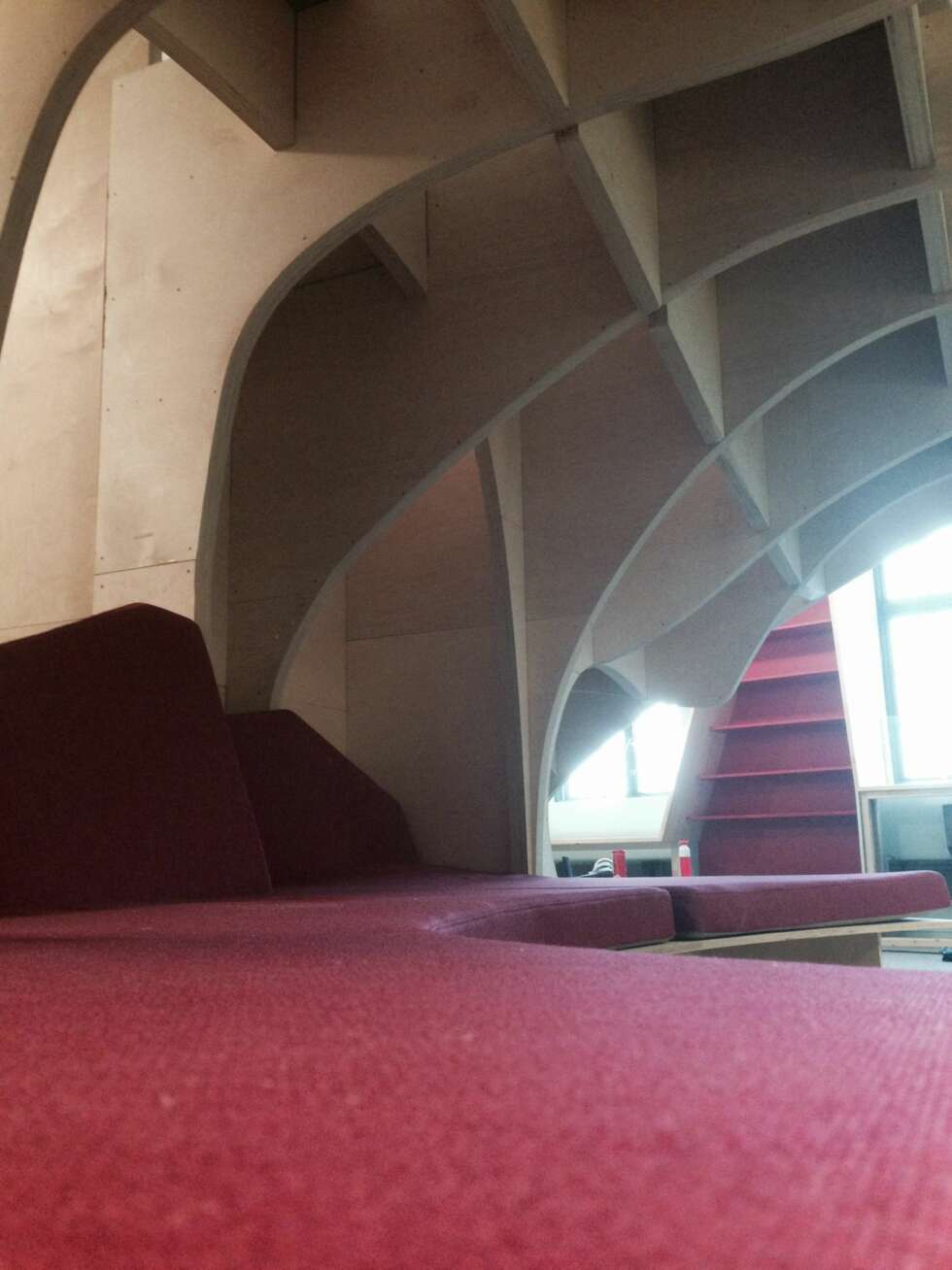 LAGET PÅ CNC-FRES: Andreklasse på Bergen Arkitekthøgskole har selv bygget CNC-fresen som har skåret ut kryssfinerbuene på Bergen Offentlige Bibliotek. LAGET PÅ CNC-FRES: Andreklasse på Bergen Arkitekthøgskole har selv bygget CNC-fresen som har skåret ut kryssfinerbuene på Bergen Offentlige Bibliotek.