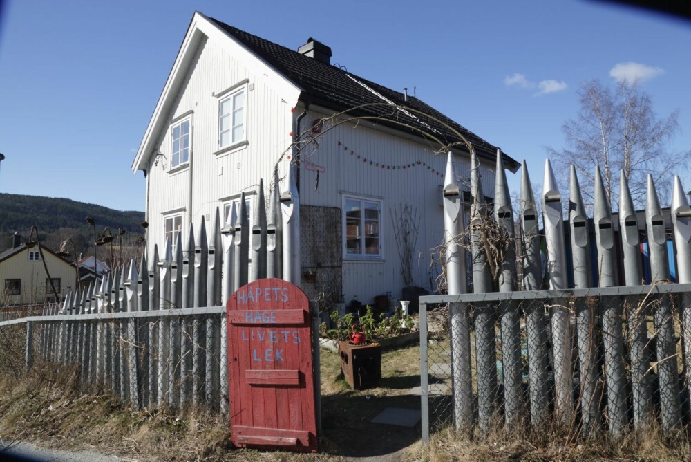 ORGELPIPER: Gjerdet består av orgelpiper som står opp ned. ORGELPIPER: Gjerdet består av orgelpiper som står opp ned.