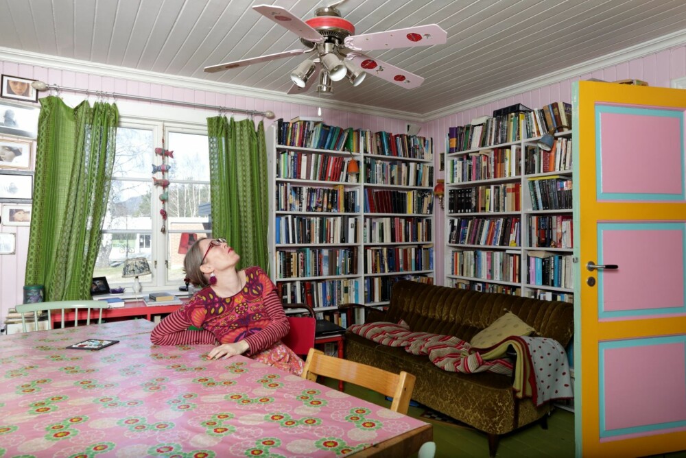 VIFTEN: Takviften var der da de flyttet inn, men Ellen har malt den rosa og limt på klistremerker. VIFTEN: Takviften var der da de flyttet inn, men Ellen har malt den rosa og limt på klistremerker.