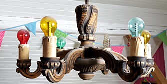 FARGETE LYSPÆRER: Lampen på soverommet deres har lyspærer i ulike farger. FARGETE LYSPÆRER: Lampen på soverommet deres har lyspærer i ulike farger.