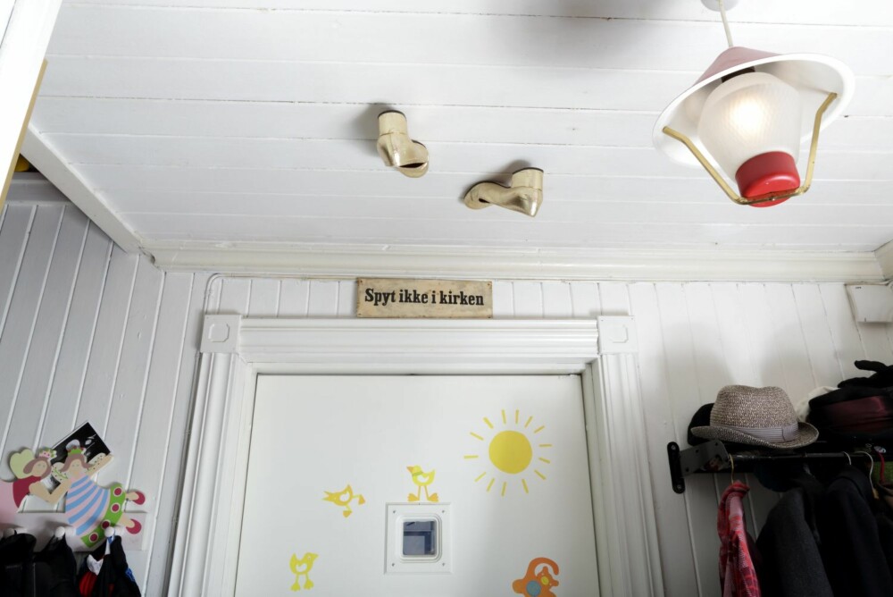 GULLSKO: Skoene er limt fast i taket. GULLSKO: Skoene er limt fast i taket.