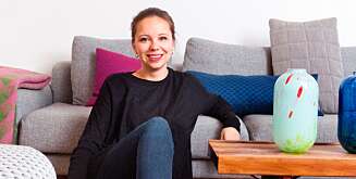 Kristine Five Melvær har designet vasene Season, som er inspirert av sesongene. Flebruksbenken Krobo, designet av Torbjørn Afdal, fungerer som sofabord. Sofaen og puffen er designet av Norway Says for LK Hjelle. Kristine Five Melvær har designet vasene Season, som er inspirert av sesongene. Flebruksbenken Krobo, designet av Torbjørn Afdal, fungerer som sofabord. Sofaen og puffen er designet av Norway Says for LK Hjelle.