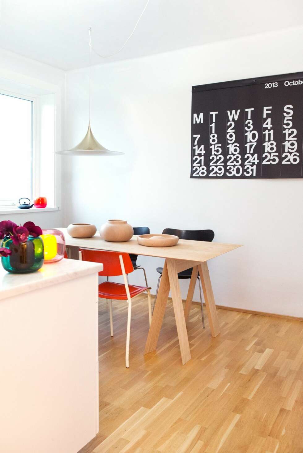 MYE EGENLAGET: Hjemmet til Kristine og samboeren bærer preg av mye egenlaget. Bordet er samboerens design (Anderssen & Voll). Stolene er funnet på loppemarked. Kalenderen er kjøpt på stendigcalender.com, mens lampen er designet av Fog & Mørup og er kjøpt på designaddict.com. Lanternene Multi, til venstre, er Kristines eget design. MYE EGENLAGET: Hjemmet til Kristine og samboeren bærer preg av mye egenlaget. Bordet er samboerens design (Anderssen & Voll). Stolene er funnet på loppemarked. Kalenderen er kjøpt på stendigcalender.com, mens lampen er designet av Fog & Mørup og er kjøpt på designaddict.com. Lanternene Multi, til venstre, er Kristines eget design.