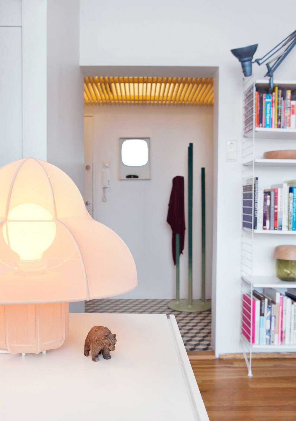 DESIGNER LAMPER: Lampen Ray er eget design. Det samme er den grønne lampen Moa som skimtes helt til høyre, i bokhyllen. DESIGNER LAMPER: Lampen Ray er eget design. Det samme er den grønne lampen Moa som skimtes helt til høyre, i bokhyllen.