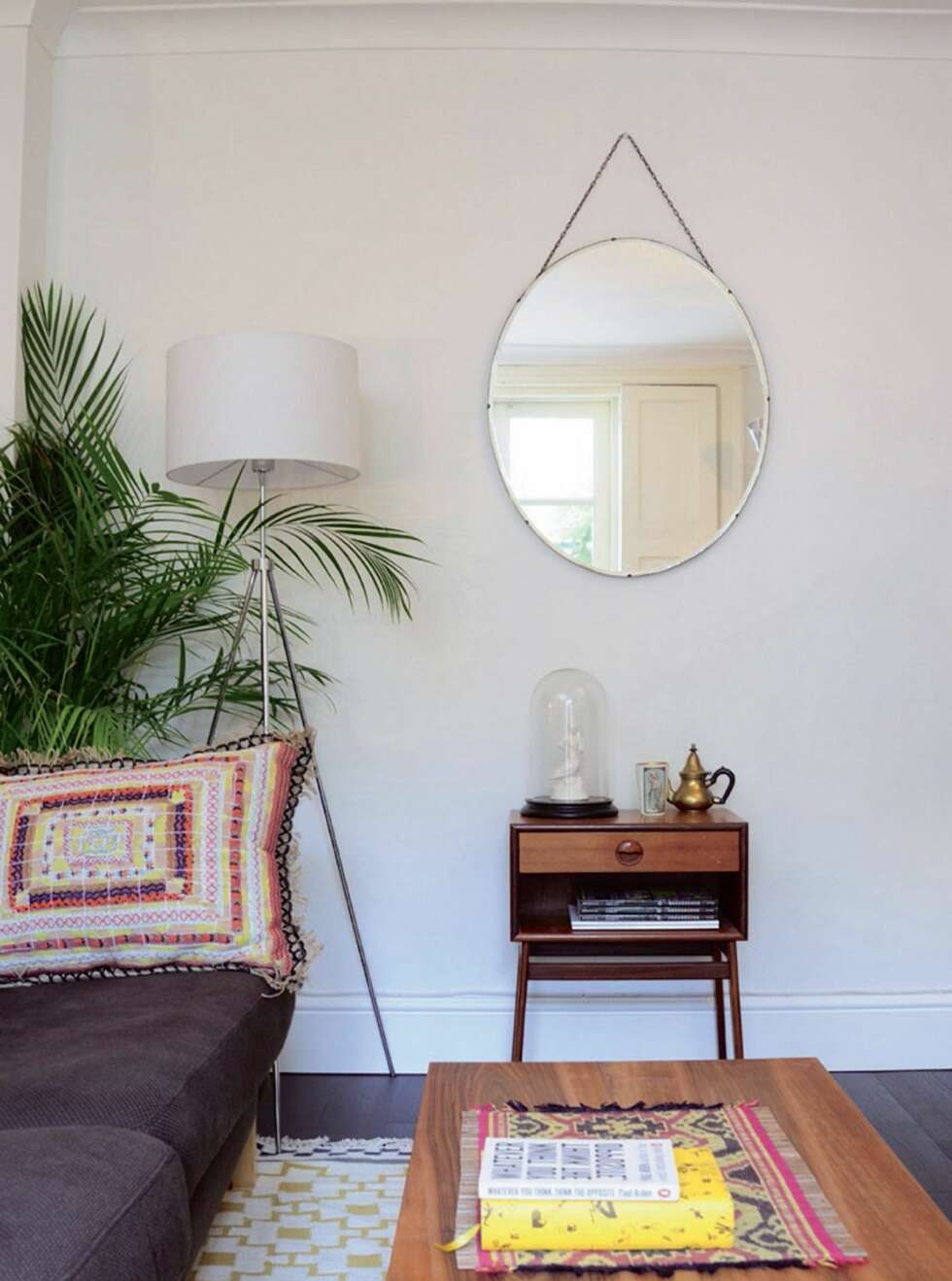 LUN STUE: Planter og fargerike tekstiler gir stuen varme. Speilet er
vintage fra en butikk i Stoke Newington i London. LUN STUE: Planter og fargerike tekstiler gir stuen varme. Speilet er
vintage fra en butikk i Stoke Newington i London.