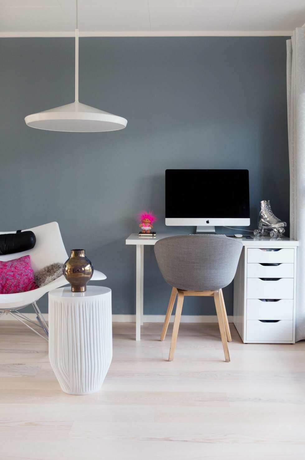 ARBEIDSROMMET: Arbeidskroken har fått plass i et hjørne i allrommet, et rom som huser både kjøkken og stue. Stolen er fra Hay, mens lampen Ginko er fra Norway Says. Krakken og vasen er Vibekes design, og stolen Stingray er produsert av Fredericia Furniture. Rulleskøyten er fra Harry Allen. ARBEIDSROMMET: Arbeidskroken har fått plass i et hjørne i allrommet, et rom som huser både kjøkken og stue. Stolen er fra Hay, mens lampen Ginko er fra Norway Says. Krakken og vasen er Vibekes design, og stolen Stingray er produsert av Fredericia Furniture. Rulleskøyten er fra Harry Allen.