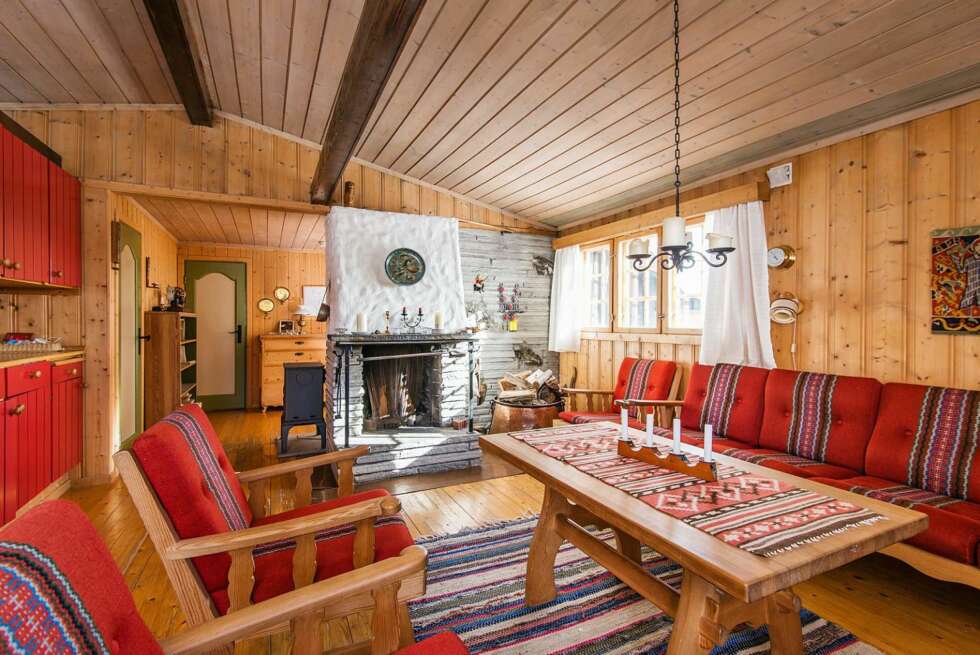 RUSTIKT: Interiøret i hytta på Kvitfjell er det man kan kalle et klassisk hytteinteriør. RUSTIKT: Interiøret i hytta på Kvitfjell er det man kan kalle et klassisk hytteinteriør.