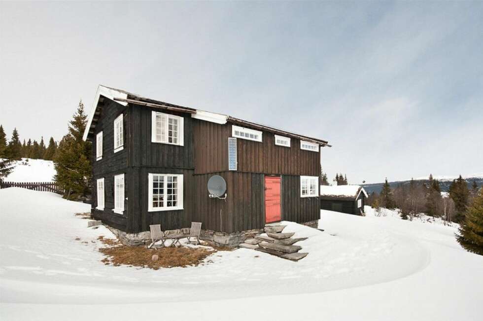 FRA 1600-TALLET: Har du lyst til å ta over en hytte med historie, kan denne i Sør-Fron være aktuell. Tømmerkassa er fra 1600-tallet. Den er priset til 1 450 000 kroner og selges gjennom DNB Eiendom på Lillehammer. FRA 1600-TALLET: Har du lyst til å ta over en hytte med historie, kan denne i Sør-Fron være aktuell. Tømmerkassa er fra 1600-tallet. Den er priset til 1 450 000 kroner og selges gjennom DNB Eiendom på Lillehammer.
