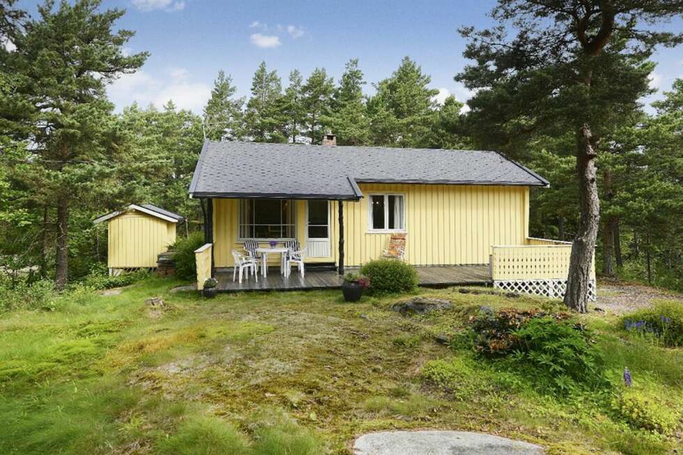 SOMMERIDYLL: Det er ikke bare fjellhytter som er aktuelle i påsken. Denne hytta på Østerøya utenfor Sandefjord er til salgs med en prisantydning på 1 090 000,- og selges gjennom Krogssveen. SOMMERIDYLL: Det er ikke bare fjellhytter som er aktuelle i påsken. Denne hytta på Østerøya utenfor Sandefjord er til salgs med en prisantydning på 1 090 000,- og selges gjennom Krogssveen.