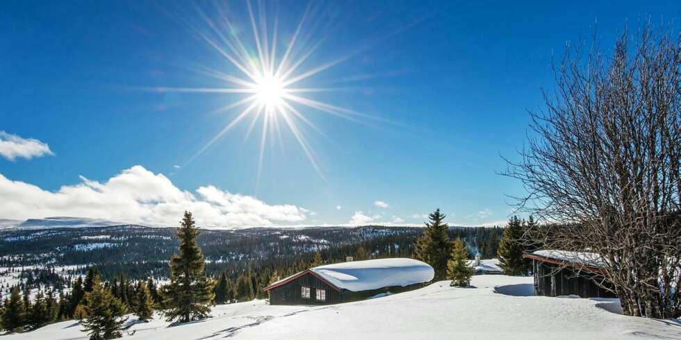 PÅSKESTEMNING: Denne hytta på Svinslåa ved Kvitfjell er priset til 850 000 kroner. Det er oppkjørte løyper rett utenfor hytta, og den selges gjennom Eiendomsmegler 1 på Lillehammer. PÅSKESTEMNING: Denne hytta på Svinslåa ved Kvitfjell er priset til 850 000 kroner. Det er oppkjørte løyper rett utenfor hytta, og den selges gjennom Eiendomsmegler 1 på Lillehammer.