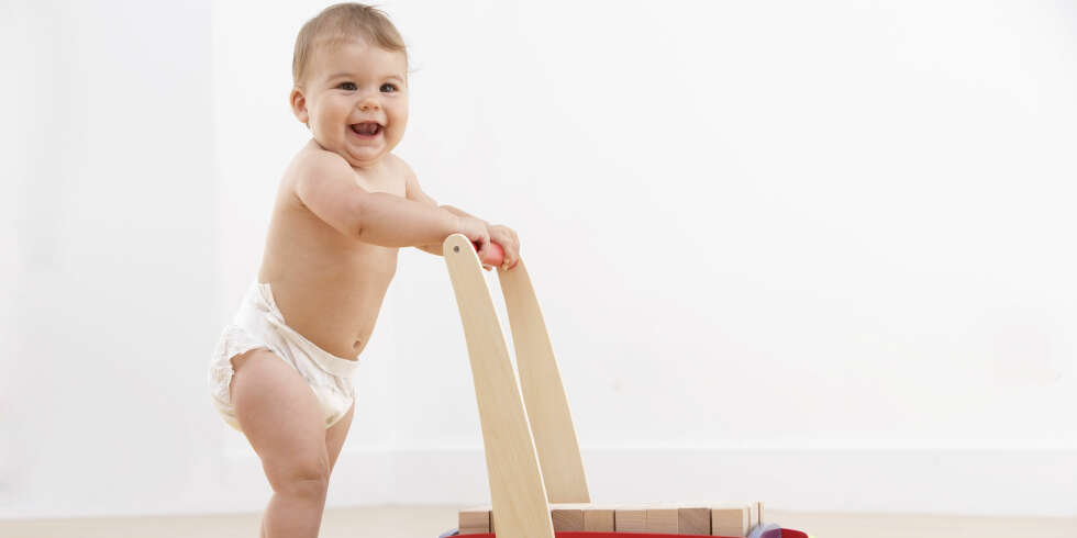 BABYENS UTVIKLING DET FØRSTE ÅRET: Når babyen skal lære å gå, kan det være lurt å øve med en gåstol. Du bør ikke bruke gåstol hvor barnet sitter fastlåst. BABYENS UTVIKLING DET FØRSTE ÅRET: Når babyen skal lære å gå, kan det være lurt å øve med en gåstol. Du bør ikke bruke gåstol hvor barnet sitter fastlåst.
