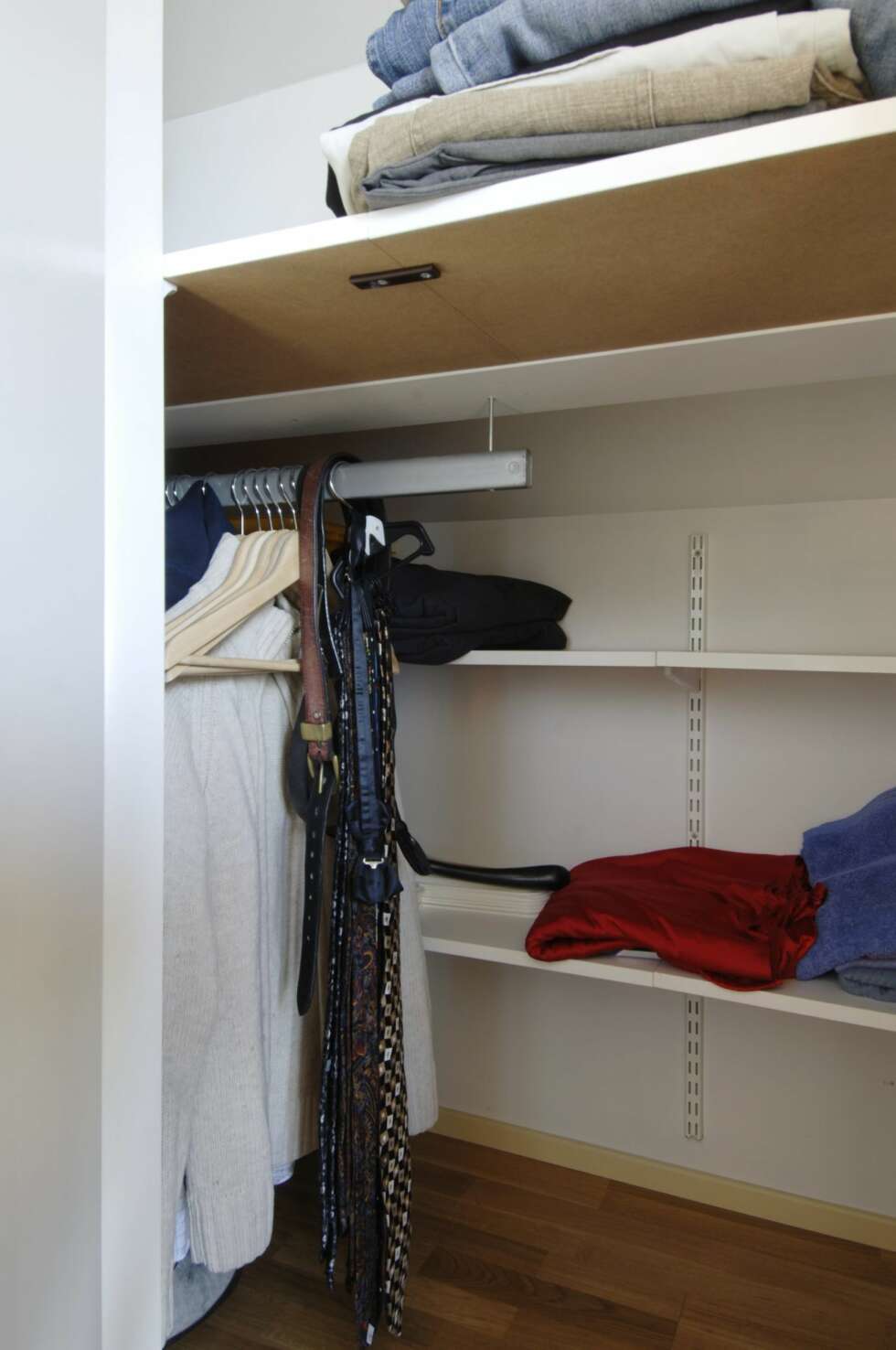 PLASSBESPARENDE DESIGN: Legg merke til de smale ekstrahyllene som er montert på bakveggen i skapet. PLASSBESPARENDE DESIGN: Legg merke til de smale ekstrahyllene som er montert på bakveggen i skapet.