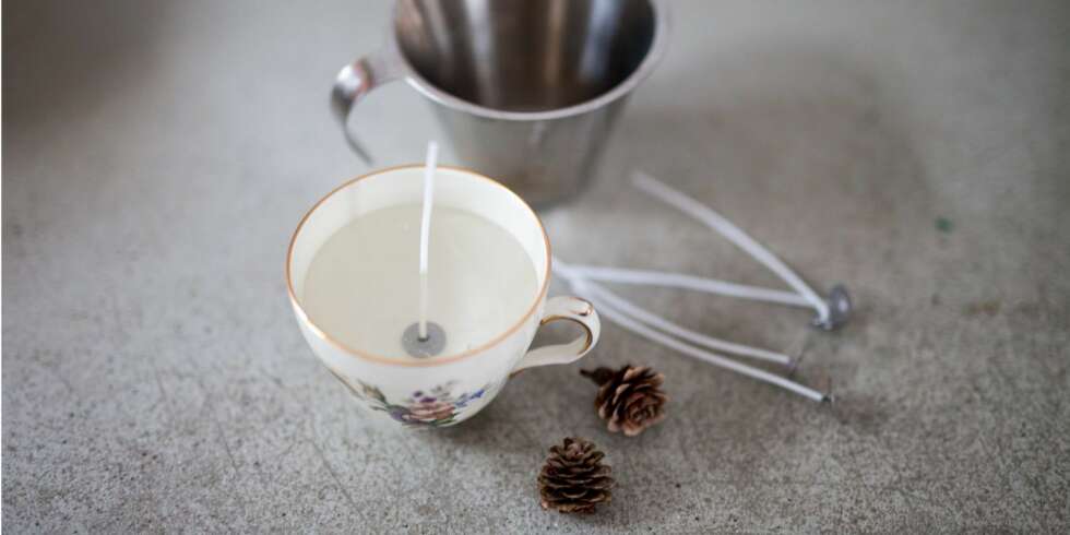 NOSTALGI: En gammel kaffekopp kommer til unnsetning når man skal lage et koselig julelys. Husk bare å hjelpe barnet med å varme stearin i vannbad. NOSTALGI: En gammel kaffekopp kommer til unnsetning når man skal lage et koselig julelys. Husk bare å hjelpe barnet med å varme stearin i vannbad.