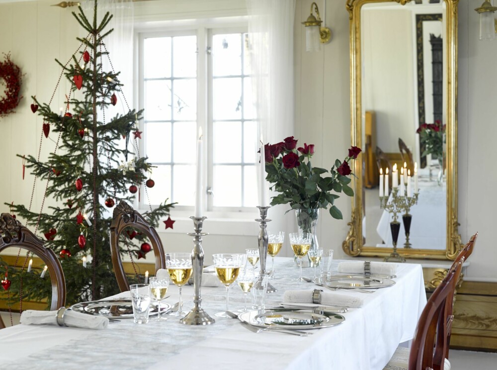 TIL DEKKET BORD: Vertskapet er opptatt av god mat og drikke, men også tradisjoner. Til jul er gjerne forretten vilt, mens hovedretten er ribbe, til dessert har de gjerne en frisk panacotta med marinerte multer. TIL DEKKET BORD: Vertskapet er opptatt av god mat og drikke, men også tradisjoner. Til jul er gjerne forretten vilt, mens hovedretten er ribbe, til dessert har de gjerne en frisk panacotta med marinerte multer.