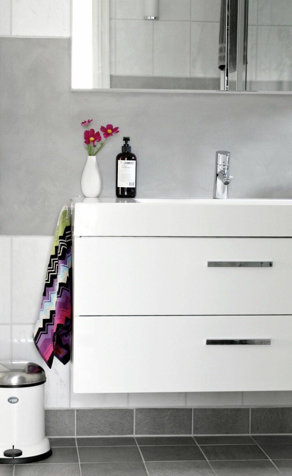 LUR LØSNING: Nina Holst som står bak Stylizimo, ville gjerne ha bort borden midt på veggen på badet. Det løste hun på en enkel og rimelig måte. LUR LØSNING: Nina Holst som står bak Stylizimo, ville gjerne ha bort borden midt på veggen på badet. Det løste hun på en enkel og rimelig måte.