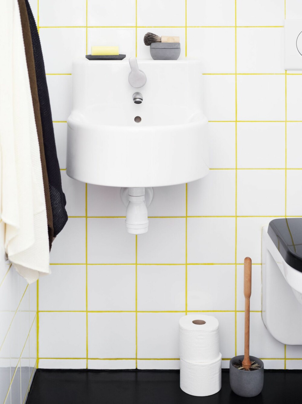 FARGET FUGEMASSE: På dette badet er det brukt gul fugemasse. Vasken er fra Ikea. Dobørsten og baderomsproduktene oppå vasken er fra irishantverk.se. FARGET FUGEMASSE: På dette badet er det brukt gul fugemasse. Vasken er fra Ikea. Dobørsten og baderomsproduktene oppå vasken er fra irishantverk.se.