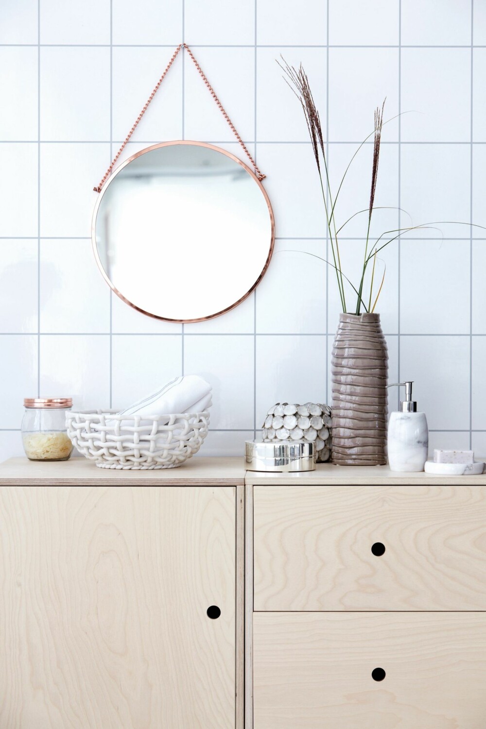UT AV BOKSEN: Du må ikke nødvendigvis velge et speilskap eller et standard firkantet speil på badet. Alt er fra House Doctor. UT AV BOKSEN: Du må ikke nødvendigvis velge et speilskap eller et standard firkantet speil på badet. Alt er fra House Doctor.