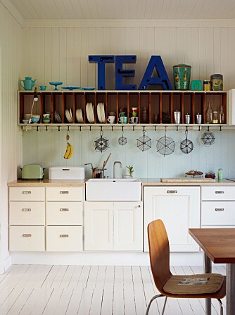HISTORISK SUS: Kjøkkenskrogene er fra Ikea, men frontene er fra 1920-tallet, samme periode som huset ble bygget. Jon Geir har selv restaurert og tilpasset kjøkkeninnredningen. HISTORISK SUS: Kjøkkenskrogene er fra Ikea, men frontene er fra 1920-tallet, samme periode som huset ble bygget. Jon Geir har selv restaurert og tilpasset kjøkkeninnredningen.