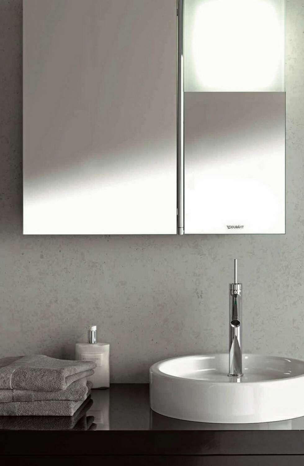 LYSSATT. Speilet er designet av Phillippe Starck for Duravit, fra kr 6998, duravit.com. LYSSATT. Speilet er designet av Phillippe Starck for Duravit, fra kr 6998, duravit.com.