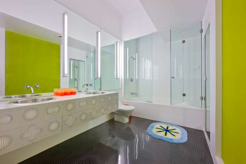 PSYKEDELISK BAD: På badet er både vasken og det svarte laminatgulvet kledd med de karakteristiske mønstrene som er gjennomgående i leiligheten. PSYKEDELISK BAD: På badet er både vasken og det svarte laminatgulvet kledd med de karakteristiske mønstrene som er gjennomgående i leiligheten.