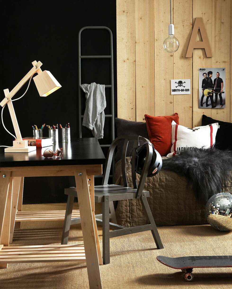 KUL ARBEIDSPLASS: Med tøffe møbler og en kul leselampe kan tenåringsrommet bli kult og trendy. KUL ARBEIDSPLASS: Med tøffe møbler og en kul leselampe kan tenåringsrommet bli kult og trendy.