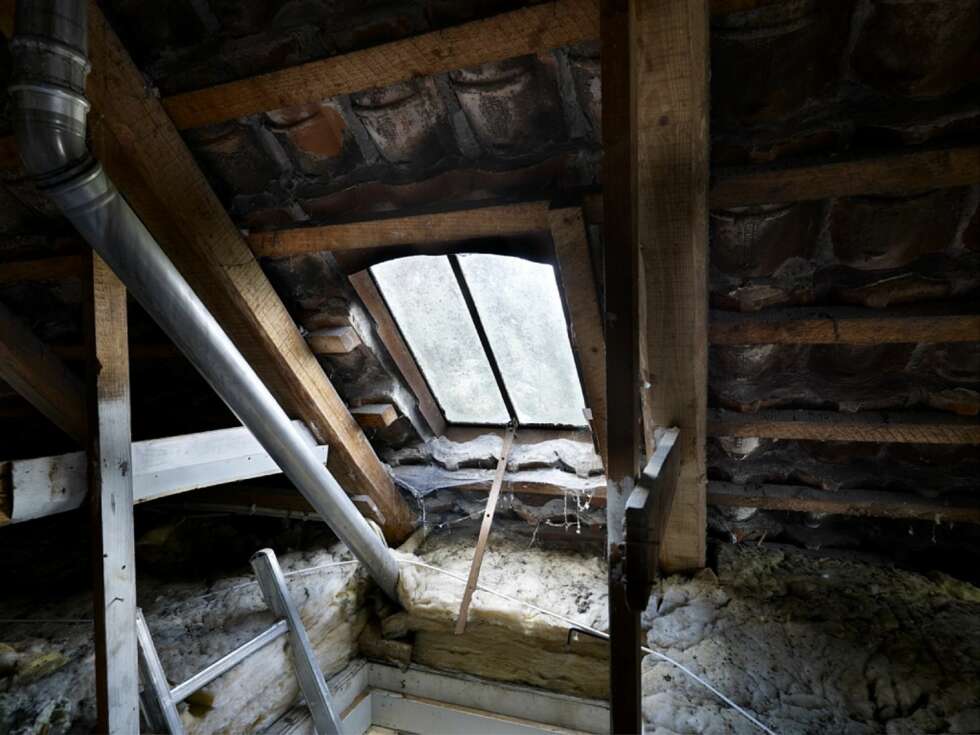 FØR: Det gamle tørkeloftet var tidligere både trekkfullt, mørkt og dystert. FØR: Det gamle tørkeloftet var tidligere både trekkfullt, mørkt og dystert.