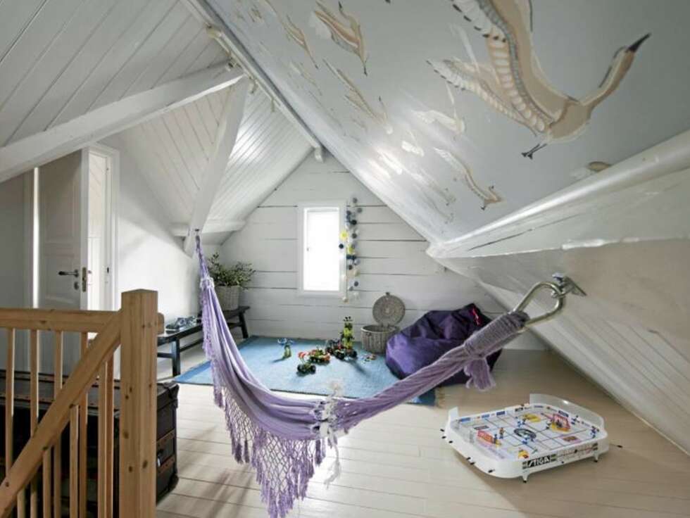 SPENNENDE LOFT: Loftet er full av spennende vinkler som skaper et interessant preg på rommet. Både gulv, vegger og bjelker er malt i hvitt for å få inn mest mulig lys. SPENNENDE LOFT: Loftet er full av spennende vinkler som skaper et interessant preg på rommet. Både gulv, vegger og bjelker er malt i hvitt for å få inn mest mulig lys.