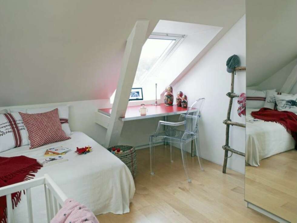 Her er det er valgt å bruke rødt som kontrast til de hvite omgivelsene. Rødfargen er tatt opp i arbeidsbordet og i tekstilene. Putene er fra Lexington og Verket Interiør. Den transparente stolen Louise Ghost er designet av Philippe Starck. Her er det er valgt å bruke rødt som kontrast til de hvite omgivelsene. Rødfargen er tatt opp i arbeidsbordet og i tekstilene. Putene er fra Lexington og Verket Interiør. Den transparente stolen Louise Ghost er designet av Philippe Starck.