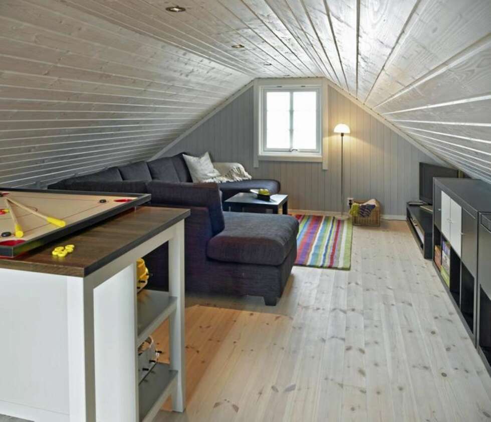 LOFT OVER GARASJE: Loftet på denne store garasjen har blitt til et lekkert oppholdsrom, med kun 1.87 meter under taket. Plassen under skråtaket er godt utnyttet, også bak sofaen er det oppbevaringshyller. Furugulvet fra Siljan er hvitvokset. LOFT OVER GARASJE: Loftet på denne store garasjen har blitt til et lekkert oppholdsrom, med kun 1.87 meter under taket. Plassen under skråtaket er godt utnyttet, også bak sofaen er det oppbevaringshyller. Furugulvet fra Siljan er hvitvokset.