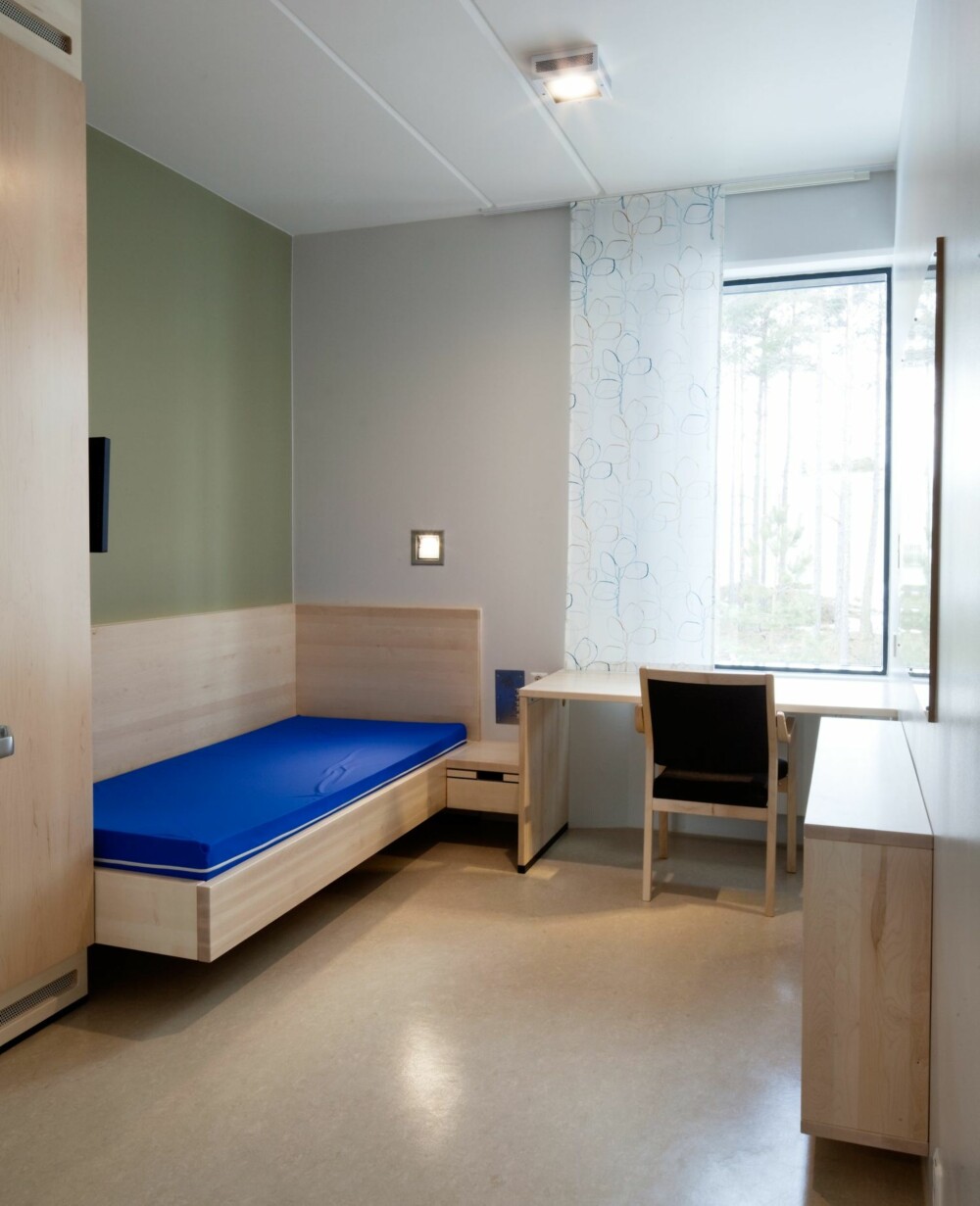 COMPACT LIVING: Sikkerhet, soliditet og færres mulig gjemmesteder for visitering har hatt særlig prioritet ved utarbeiding og innredning av cellene. Prinsippene er imidletid gyldige også i andre sammenhenger. Innredningene er tegnet av IARK og produsert av snekkerverkstedet ved Ringerike fengsel. COMPACT LIVING: Sikkerhet, soliditet og færres mulig gjemmesteder for visitering har hatt særlig prioritet ved utarbeiding og innredning av cellene. Prinsippene er imidletid gyldige også i andre sammenhenger. Innredningene er tegnet av IARK og produsert av snekkerverkstedet ved Ringerike fengsel.