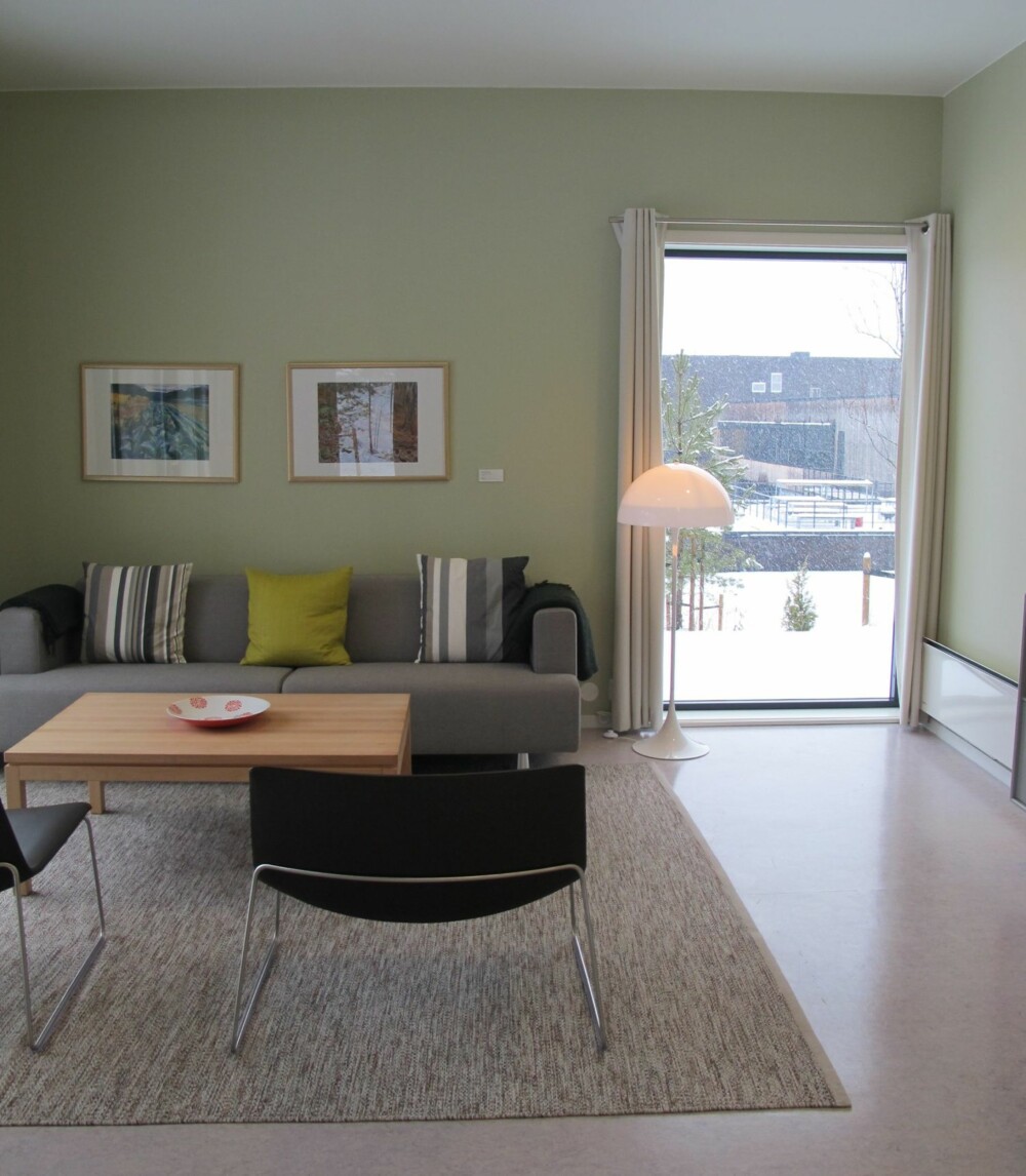 DETTE ER ET FENGSEL: Stuen i gjestehuset er innredet på en måte som bryter med vante forestillinger om hvordan soningsinstitusjoner ser ut. DETTE ER ET FENGSEL: Stuen i gjestehuset er innredet på en måte som bryter med vante forestillinger om hvordan soningsinstitusjoner ser ut.