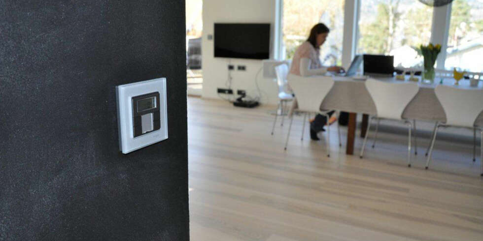 STILFULLT: Ikke la lysbrytere ødelegge stilen i hjemmet ditt. Med brytere fra Schneider Electrics Exxact-serie har familien Ambrahamsen enkelt kombinert stil og komfort. STILFULLT: Ikke la lysbrytere ødelegge stilen i hjemmet ditt. Med brytere fra Schneider Electrics Exxact-serie har familien Ambrahamsen enkelt kombinert stil og komfort.