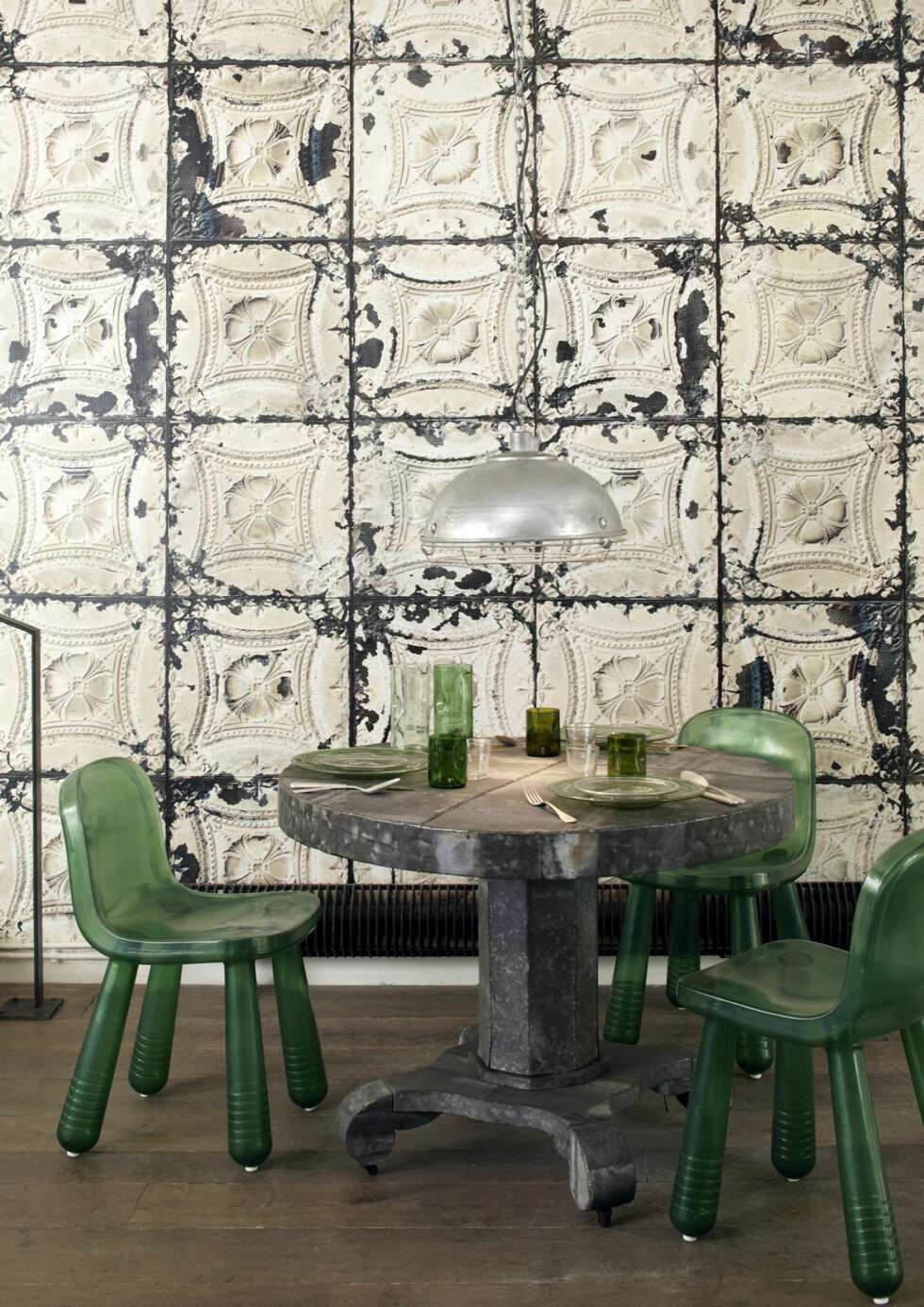 MØT VEGGEN: Et av de hotteste tapetene for tiden er Brooklyn Tins, designet av Piet Hein Eek for den trendy butikken Merci i Paris. Det er på sett og vis en fototapet, ettersom mønsteret er laget av avfotograferte, gamle tinfliser fra Brooklyn, men den leveres på rull som vanlig tapet. Kr 1890 pr. rull. MØT VEGGEN: Et av de hotteste tapetene for tiden er Brooklyn Tins, designet av Piet Hein Eek for den trendy butikken Merci i Paris. Det er på sett og vis en fototapet, ettersom mønsteret er laget av avfotograferte, gamle tinfliser fra Brooklyn, men den leveres på rull som vanlig tapet. Kr 1890 pr. rull.