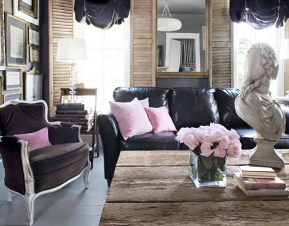 TILFØR LITT DRAMA: Å sette en unik vintage stol sammen med en mer moderne sofa gir stuen en kul stil. TILFØR LITT DRAMA: Å sette en unik vintage stol sammen med en mer moderne sofa gir stuen en kul stil.