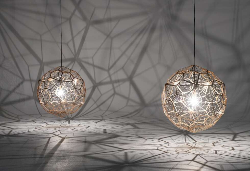 LAGER MØNSTER PÅ VEGGEN: Kobberlampen Etch fra Tom Dixon byr på et intrikat femkantmønster og roper på digre, rene flater. LAGER MØNSTER PÅ VEGGEN: Kobberlampen Etch fra Tom Dixon byr på et intrikat femkantmønster og roper på digre, rene flater.