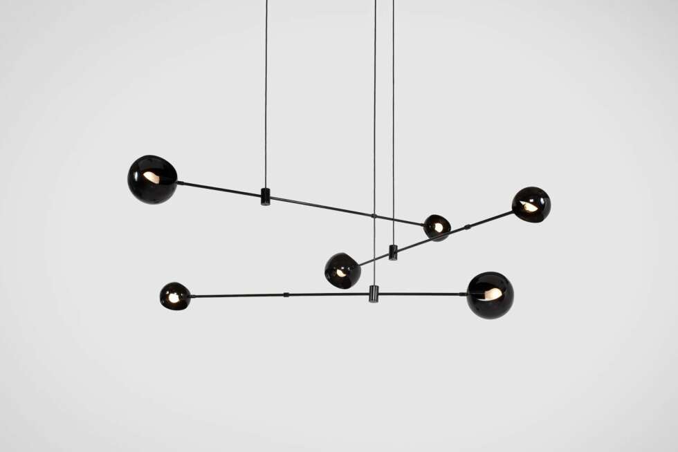 LYSENDE URO: Taklampen Acaba er én av mange objekter som er både lampe og skulptur i ett. Design ved David Weeks Studio. LYSENDE URO: Taklampen Acaba er én av mange objekter som er både lampe og skulptur i ett. Design ved David Weeks Studio.