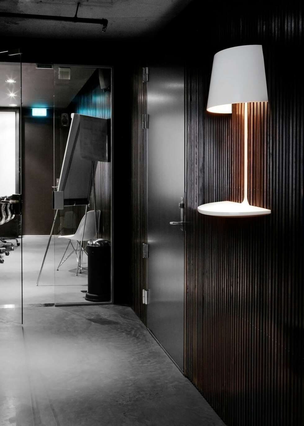 EN HALV LAMPE: Illusion fra Northern Lighting gir inntrykk av å forsvinne inn i veggen. EN HALV LAMPE: Illusion fra Northern Lighting gir inntrykk av å forsvinne inn i veggen.
