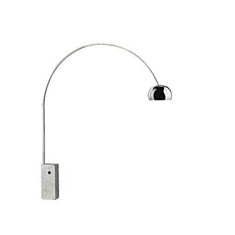 POPULÆR LAMPE: I følge nettstedet Smh.com.au er ""The Arco lamp"" en av de fem mest kopierte designmøblene. Originalen er designet av Achille Castaglioni og Pier Giacomo Castiglion, og produseres av Flos. POPULÆR LAMPE: I følge nettstedet Smh.com.au er ""The Arco lamp"" en av de fem mest kopierte designmøblene. Originalen er designet av Achille Castaglioni og Pier Giacomo Castiglion, og produseres av Flos.