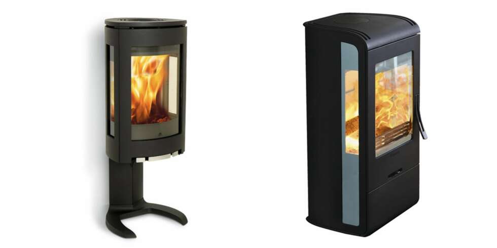 MODERNE OVNER: Til venstre: Jøtul 374. Effekt: 3,5 til 7 kW. Størrelse: 115x44x45 cm. Vekt: 156 kg. Vedlengde: 30 cm. Røykuttak diameter: 15 cm. Pris: 20 490 kroner. Produsent: Jøtul. Til høyre: Contura 32. Effekt: 3 til 7 kW. Størrelse: 103x48x46 cm. Vekt: 128 kg. Vedlengde: 35 cm. Røykuttak diameter: 15 cm. Pris: 18 900 kroner. Produsent: Contura MODERNE OVNER: Til venstre: Jøtul 374. Effekt: 3,5 til 7 kW. Størrelse: 115x44x45 cm. Vekt: 156 kg. Vedlengde: 30 cm. Røykuttak diameter: 15 cm. Pris: 20 490 kroner. Produsent: Jøtul. Til høyre: Contura 32. Effekt: 3 til 7 kW. Størrelse: 103x48x46 cm. Vekt: 128 kg. Vedlengde: 35 cm. Røykuttak diameter: 15 cm. Pris: 18 900 kroner. Produsent: Contura