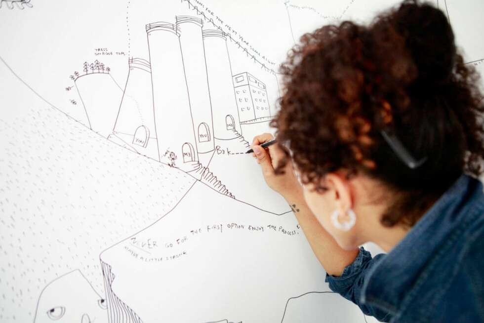 KREATIV SJEL: - Jeg tegner på alt som er hvitt, uttaler Shantell Martin. KREATIV SJEL: - Jeg tegner på alt som er hvitt, uttaler Shantell Martin.