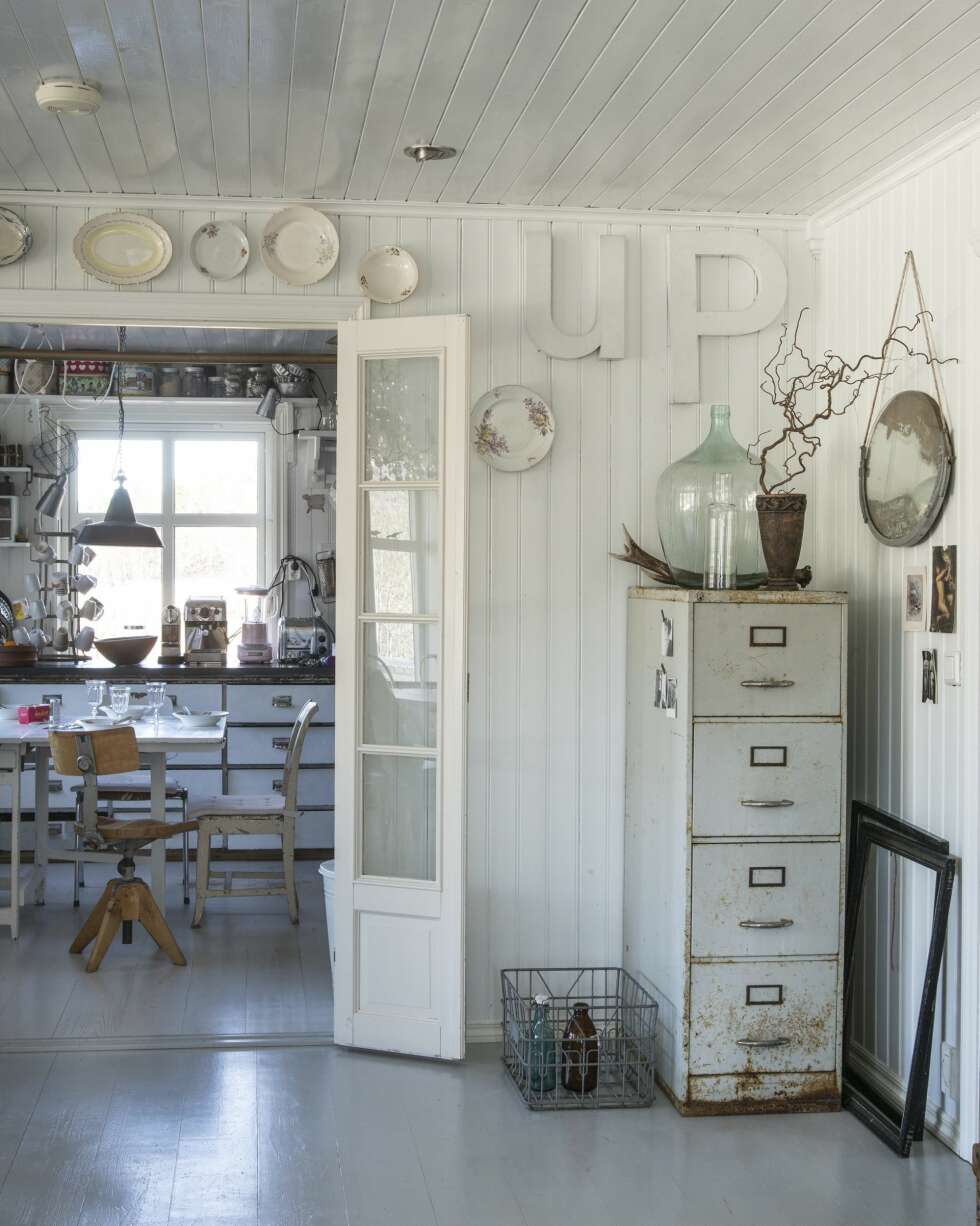 Det er gjennomgående åpne løsninger i hele huset. I stua har man god utsikt både inn på det sjarmerende kjøkkenet og ut i gangen. Det er gjennomgående åpne løsninger i hele huset. I stua har man god utsikt både inn på det sjarmerende kjøkkenet og ut i gangen.