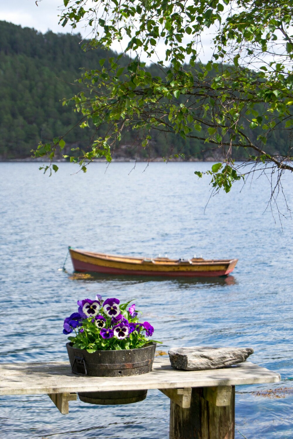 BÅTLIV: Det blir mange båtturer for å samle drivved eller for å fiske litt til middagen. BÅTLIV: Det blir mange båtturer for å samle drivved eller for å fiske litt til middagen.