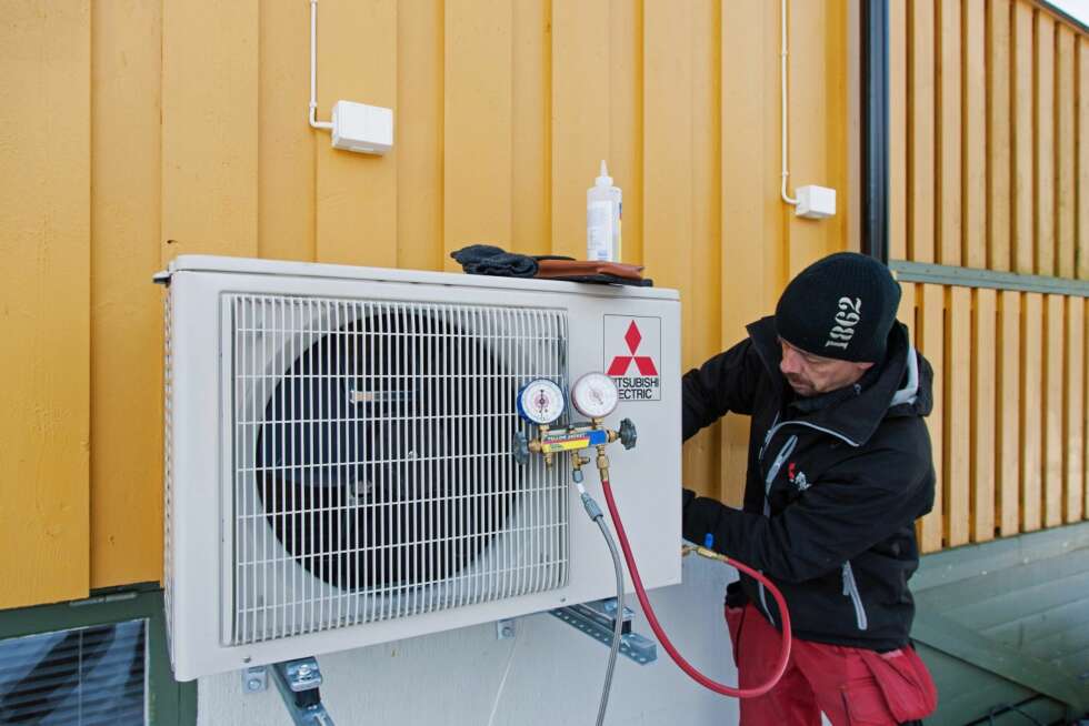 RIKTIG MONTERING: Det er nå et krav at varmepumpen skal monteres av sertifiserte montører, såkalt F-godkjenning. RIKTIG MONTERING: Det er nå et krav at varmepumpen skal monteres av sertifiserte montører, såkalt F-godkjenning.