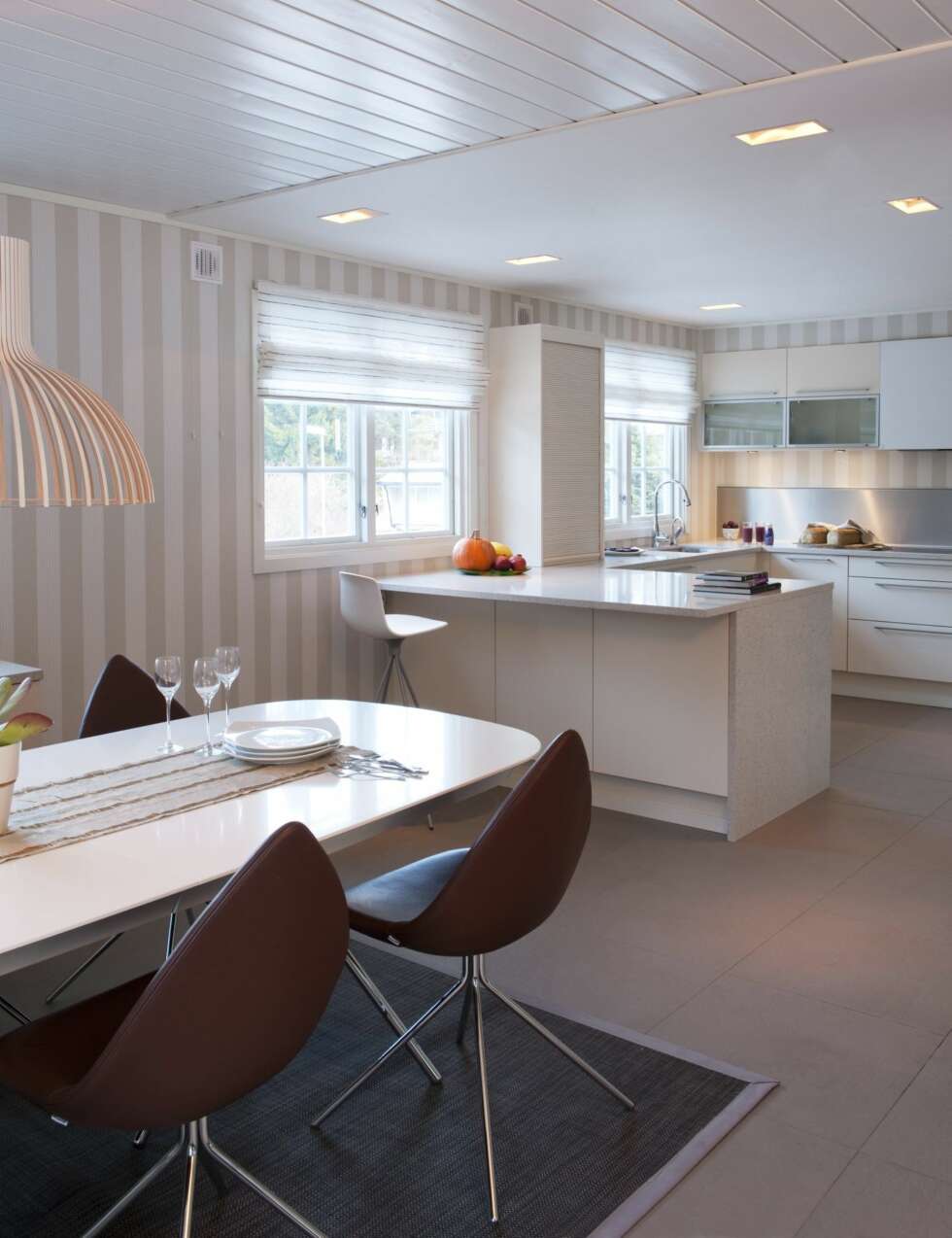 ALLROM. Familien fikk et kjøkken med flott spiseplass. Spisebord med seks skinnstoler er designet av Karim Rashid for BoConsept. Det kan trekkes ut og gi plass til flere. ALLROM. Familien fikk et kjøkken med flott spiseplass. Spisebord med seks skinnstoler er designet av Karim Rashid for BoConsept. Det kan trekkes ut og gi plass til flere.