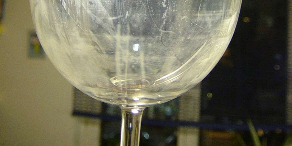 ØDELAGT: Hvis glasset har fått en slik hvit hinne, har det nok begynt å korrodere. Slik unngår du glasskorrosjon. ØDELAGT: Hvis glasset har fått en slik hvit hinne, har det nok begynt å korrodere. Slik unngår du glasskorrosjon.