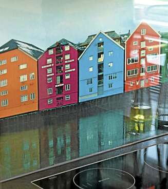 SKYLINE: Her har man trykket et fotografi på en glassplate montert i sprutsonen. Kult og fargerikt. SKYLINE: Her har man trykket et fotografi på en glassplate montert i sprutsonen. Kult og fargerikt.