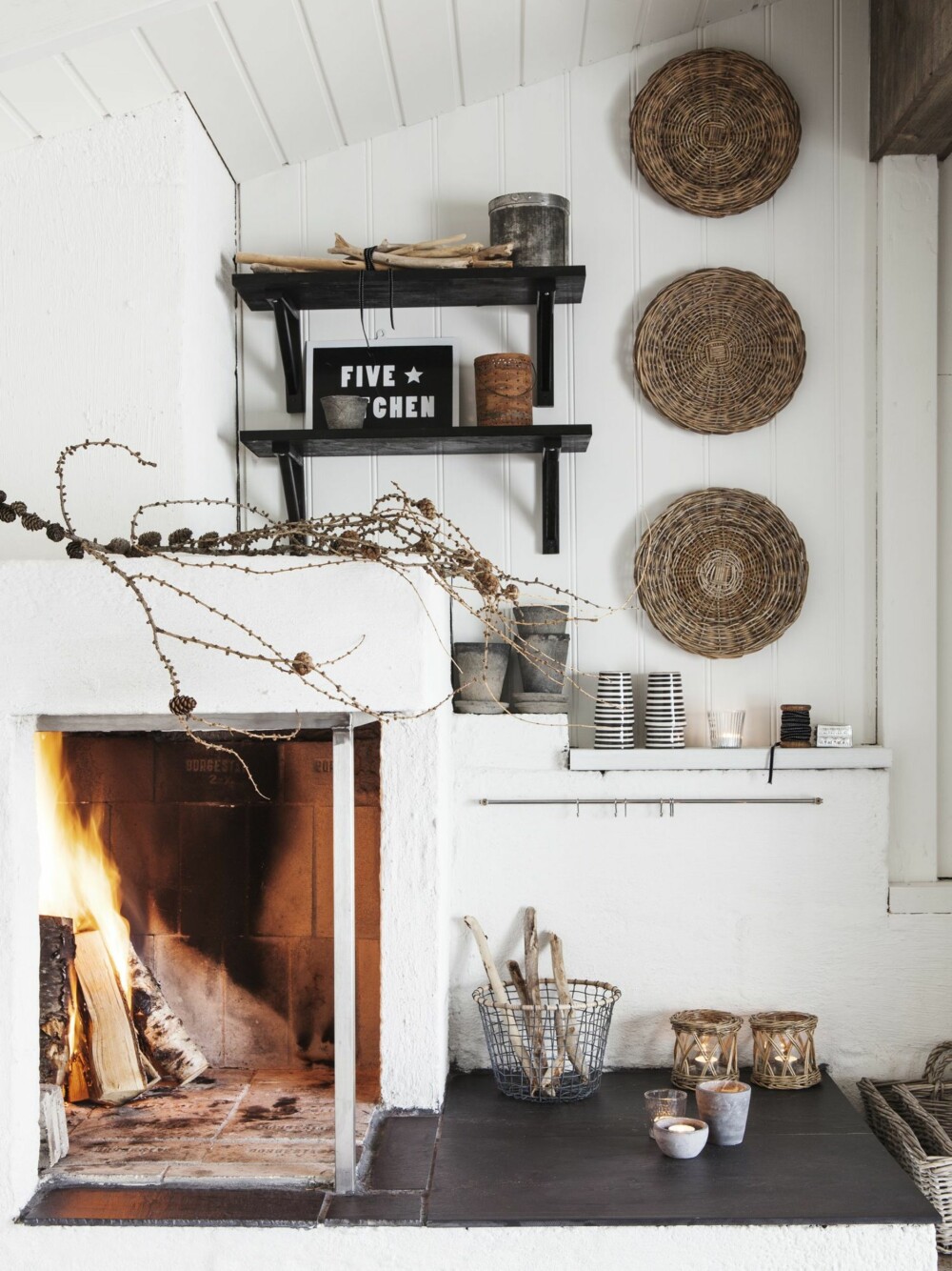 PEISKOS: Peisen i hagestuen er stort sett tent hele året, om sommeren for å lage mat og hygge, og om vinteren også for å gi nødvendig varme. PEISKOS: Peisen i hagestuen er stort sett tent hele året, om sommeren for å lage mat og hygge, og om vinteren også for å gi nødvendig varme.