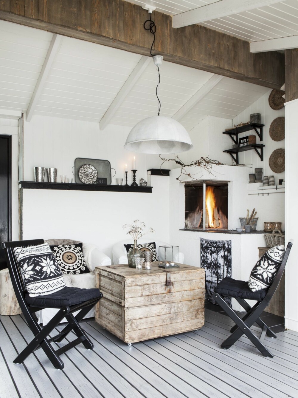 BIT FOR BIT: Elin og Rune har tegnet peisen og fått den bygget av lokale håndverkere. Gulvet er rett og slett terrassen, vegger og tak har kommet til etterhvert som utestuen forvandlet seg fra levegg til et helt hus. BIT FOR BIT: Elin og Rune har tegnet peisen og fått den bygget av lokale håndverkere. Gulvet er rett og slett terrassen, vegger og tak har kommet til etterhvert som utestuen forvandlet seg fra levegg til et helt hus.